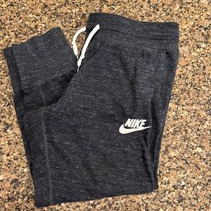 Nike Athletic Capris Heathered black size Medium pockets